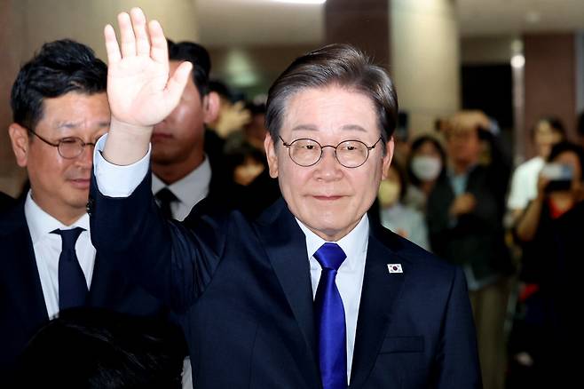 이재명 더불어민주당 대통령 후보가 3일 밤 당선이 확실시된 가운데 인천 계양구 자택을 나서고 있다. /뉴스1