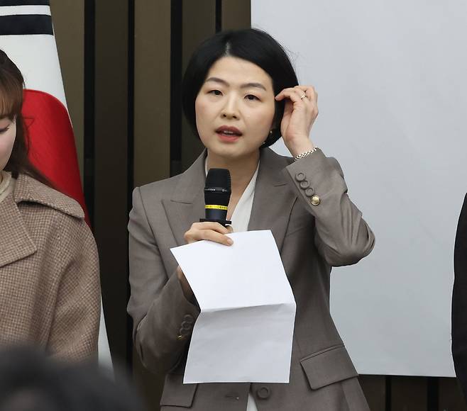 한지아 국민의힘 비상대책위원이 2024년 1월 18일 서울 여의도 국회에서 열린 의원총회에서 인사말을 하고 있다. /뉴스1