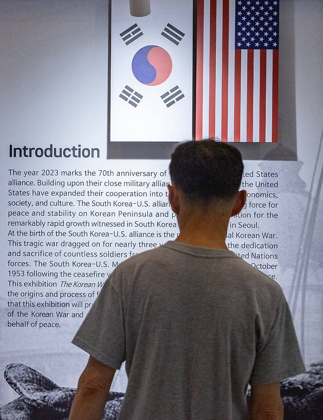지난 2023년 6월 서울 종로구 서울역사박물관에서 열린 한미동맹 70주년 기념 특별전 '6·25전쟁과 한미동맹'을 찾은 관람객 / 뉴스1