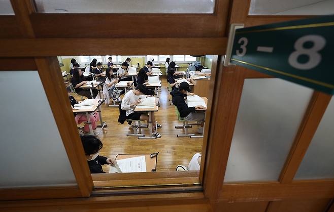 2025학년도 대학수학능력시험 9월 모의평가가 실시된 지난해 8월 4일 오전 대구 수성구 동문고등학교 3학년 교실에서 수험생들이 시험 준비를 하고 있다. 사진은 기사 내용과 직접적인 관련 없음. /뉴스1