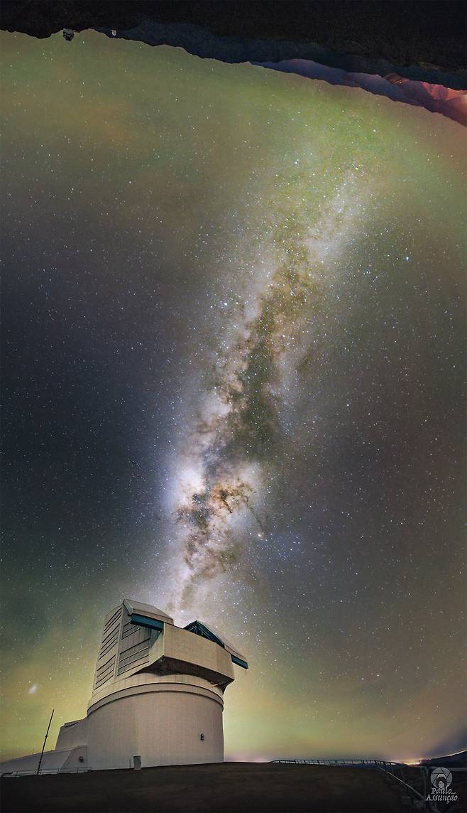 베라루빈 천문대와 그 위의 밤하늘의 모습. 지평선 위의 대기광(airglow)과 왼쪽 아래에 위치한 작은 마젤란 은하가 담겨 있다./NSF, DOE, Rubin Obs., Paulo Assunção Lago (Rubin Obs.)