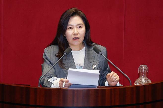 강유정 더불어민주당 의원이 지난 4월 2일 오후 서울 여의도 국회에서 열린 제423회국회(임시회) 제3차 본회의에서 헌법재판소 재판관 마은혁 임명 촉구 결의안 찬성 토론을 하고 있다. /뉴스1