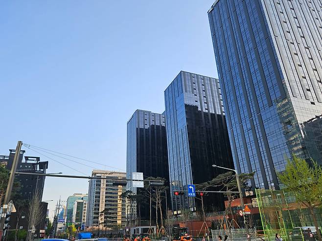 지식산업센터 건물이 늘어선 서울지하철 1·7호선 가산디지털단지역 인근 전경./방재혁 기자