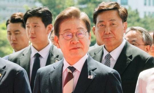 이재명 대통령이 취임 선서를 하기 위해 4일 오전 서울 여의도 국회에 도착해 이동하고 있다. 연합뉴스.