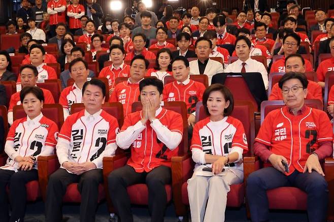 국민의힘 이정현(앞줄 왼쪽부터) 공동선대위원장, 윤상현 공동선대위원장, 손학규 전 바른미래당 대표, 양향자 공동선대위원장, 안철수 공동선대위원장, 김용태 비상대책위원장, 나경원 공동선대위원장, 권성동 원내대표 겸 공동선대위원장, 김기현 공동선대위원장 등 당 지도부가 3일 국회 도서관에 마련된 국민의힘 개표 상황실에서 21대 대선 방송3사 출구조사 결과를 보고 있다. ⓒ데일리안 방규현 기자