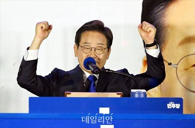 이재명 제21대 대통령이 4일 서울 여의도 국회 일대에서 열린 국민 개표방송 행사에서 감사 인사를 전하고 있다. ⓒ데일리안 홍금표 기자