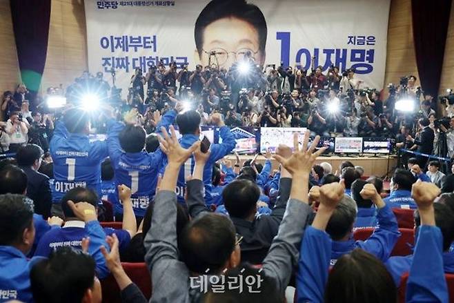 3일 이재명 더불어민주당 대선 후보의 선거상황실이 차려진 국회의원회관 대회의실에서 출구조사 결과가 이 후보의 우위로 나타나자 당직자들이 환호하고 있다.ⓒ뉴시스