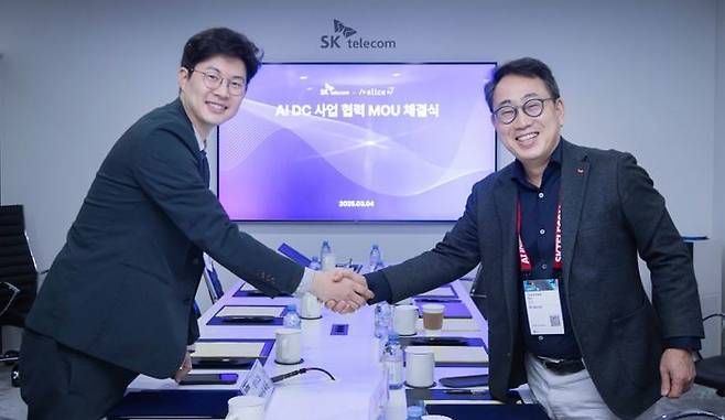 SK텔레콤과 엘리스그룹은 3월 6일 MWC25가 열리는 스페인 바르셀로나에서 AI데이터센터 모듈러 분야 협력을 위한 업무협약을 체결했다. (오른쪽부터)유영상SK텔레콤 CEO와 김재원 엘리스그룹CEO가 스페인 바르셀로나에서 열리는MWC25 SK텔레콤 전시관에서 협약서에 서명하는 모습.ⓒSKT