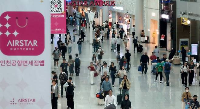 지난달 인천국제공항 내 면세점 구역에서 공항 이용객이 면세점을 지나고 있다.ⓒ뉴시스