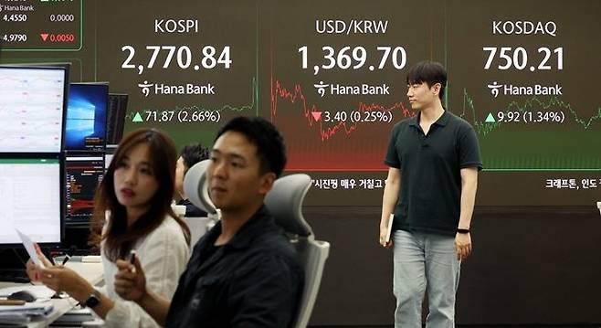 4일 서울 중구 하나은행 딜링룸 전광판에 코스피·코스닥지수, 원·달러 환율 종가가 표시돼 있다. ⓒ뉴시스