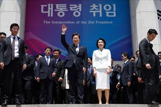 이재명 대통령 내외가 4일 오전 서울 여의도 국회 로텐더홀에서 취임 선서를 마치고 나와 잔디광장에 모인 시민들을 향해 인사하고 있다. ⓒ국회사진기자단