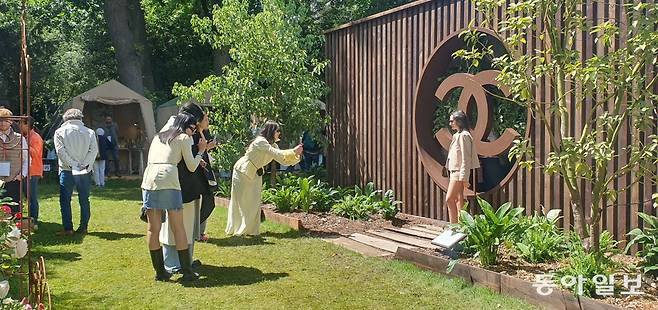 지난달 22일(현지 시간) 프랑스 파리 불로뉴 숲에 있는 ‘샤넬 정원’에서 방문객들이 기념사진을 찍고 있다. 명품 패션 브랜드가 정원을 열자 이들은 신선하다는 반응을 보였다. 파리=조은아 특파원 achim@donga.com