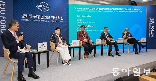 지난달 29일 제주국제컨벤션센터에서 열린 제20회 제주 포럼에서 ‘경계를 넘어서: 포괄적 전략동반자 관계(CSP)하의 한국과 아세안의 시너지 강화’ 토론회가 개최됐다. 이날 토론회 좌장을 맡은 이장근 주아세안 대한민국 대표부 대사(왼쪽)는 “한국 정부는 아세안과 긴밀한 협력을 이어 나갈 것”이라고 했다. 제주=최동수 기자 firefly@donga.com