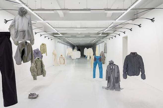 일민미술관의 ‘시대복장’전은 패션 브랜드가 미술 전시의 기법을 빌려 매장을 꾸미는 방식에서 착안해 미술관에 옷을 전시했다. 패션 디자인 스튜디오인 ‘포스트아카이브팩션’이 제작한 옷을 낚싯대에 걸린 형태로 전시한 설치 작품 ‘투망’. 스튜디오오실로스코프 촬영·일민미술관 제공