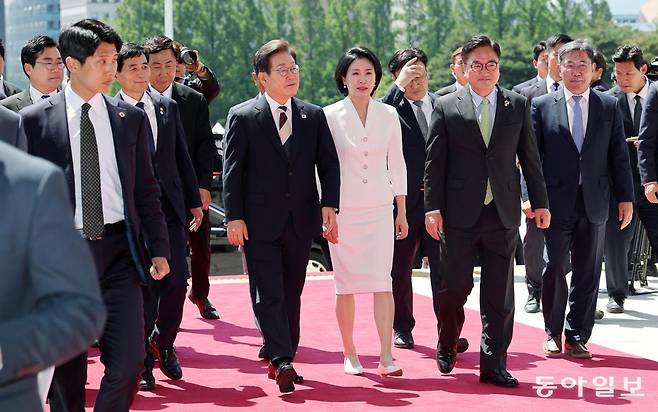 이재명 제21대 대한민국 대통령 내외가 영접 나온 우원식 국회의장과 함께 4일 취임 행사가 열리는 국회 본청으로 들어서고 있다. 이훈구 기자 ufo@donga.com