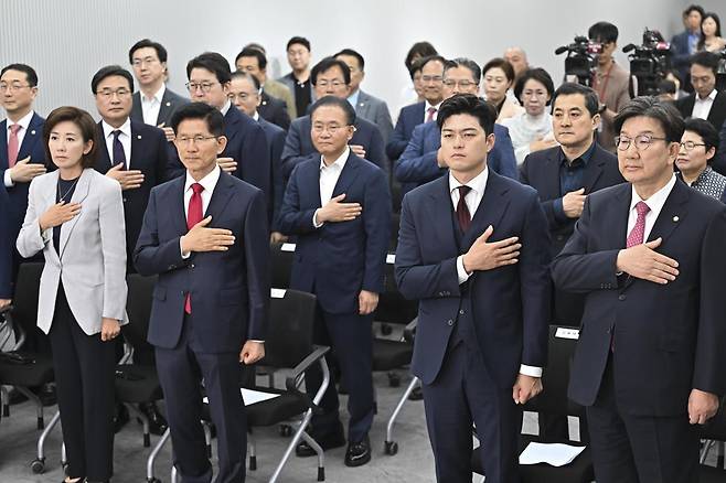 김문수 국민의힘 대통령 후보와 의원들이 4일 서울 여의도 중앙당사에서 열린 제21대 대통령선거 국민의힘 중앙선거대책위원회 해단식에서 국민의례 하고 있다.  2025.6.4/사진공동취재단