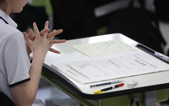 2026학년도 대학수학능력시험 6월 모의평가가 실시된 4일 대구 수성구 대구여자고등학교에서 3학년 학생이 시험을 준비하고 있다. 2025.06.04. 대구=뉴시스