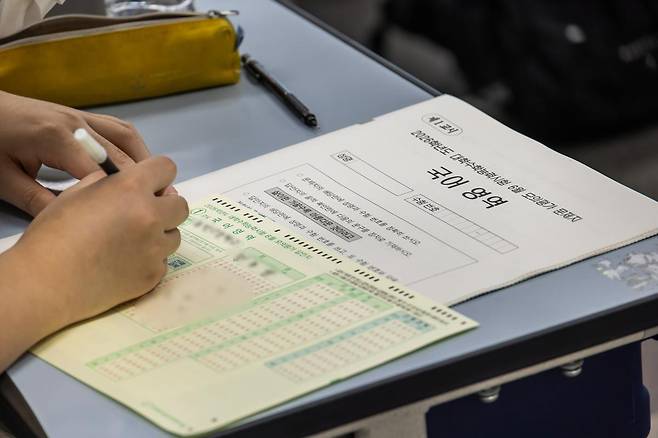 대학수학능력시험 6월 모의평가 시행일인 4일 오전 서울 금천구 금천고등학교에서 학생들이 답안지를 작성하고 있다. 2025.6.4. 사진공동취재단