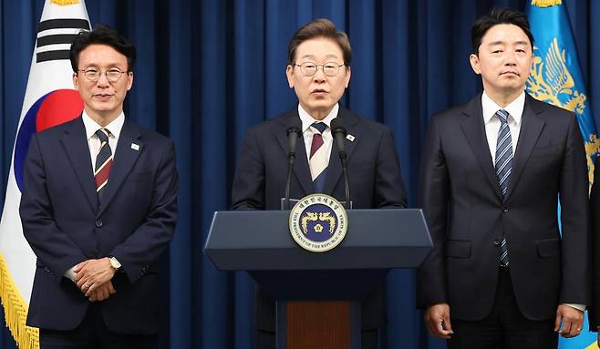 이재명 대통령이 4일 서울 용산구 대통령실 청사 브리핑룸에서 국무총리와 국정원장, 대통령 비서실장 등 인선발표를 하고 있다.  2025.6.4. 뉴스1