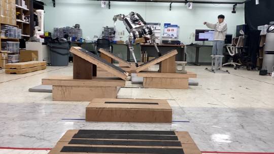 사족보행 로봇 '라이보'가 나무로 제작된 징검다리 위를 건너는 모습. KAIST 제공