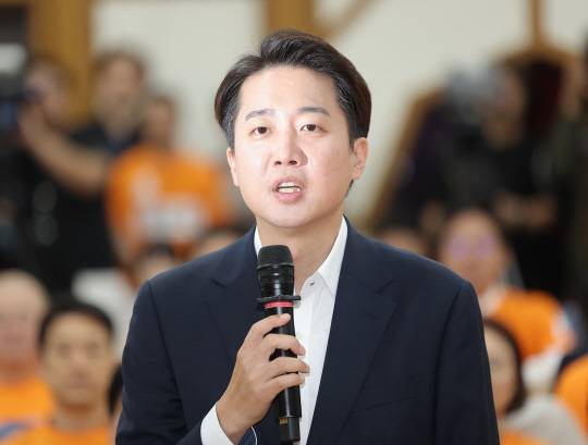 이준석 개혁신당 제21대 대선후보가 3일 방송 3사 출구조사 발표를 확인한 뒤 국회 의원회관에 마련된 당 개표상황실에 도착해 소감을 밝히고 있다.<연합뉴스 사진>