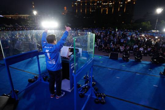 이재명 더불어민주당 대선 후보가 선거를 하루 앞둔 2일 서울 여의도공원 마지막 유세에서 연설을 마친 뒤 시민들에게 인사하고 있다. [공동취재=연합뉴스]