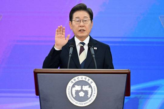 이재명 대통령이 4일 서울 여의도 국회 로텐더홀에서 열린 제21대 대통령 취임선서식에서 선서를 하고 있다. 박동욱기자 fufus@