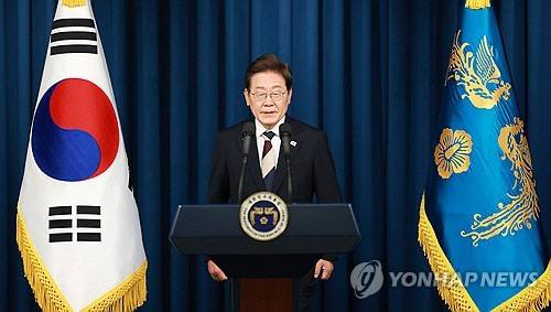 이재명 대통령이 4일 서울 용산 대통령실 청사에서 열린 인사브리핑에서 새 정부 첫 인사 발표를 하고 있다. [대통령통신사진기자단=연합뉴스]