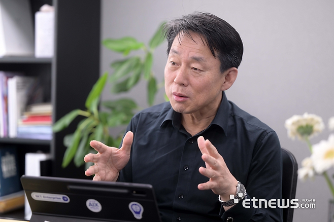 김경덕 한국지능형사물인터넷협회(AIoT) 회장이 전자신문과 인터뷰를 하고 있다. 김민수 mskim@etnews.com