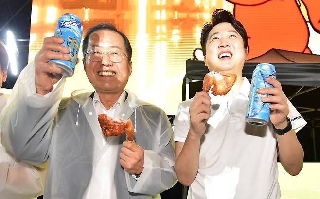2023년 8월 30일 당시 홍준표 대구시장과 이준석 전 국민의힘 대표가 대구 달서구 두류야구장에서 열린 '2023 대구 치맥 페스티벌'을 찾아 맥주와 치킨을 먹으며 축제를 즐기고 있다. 사진=뉴시스