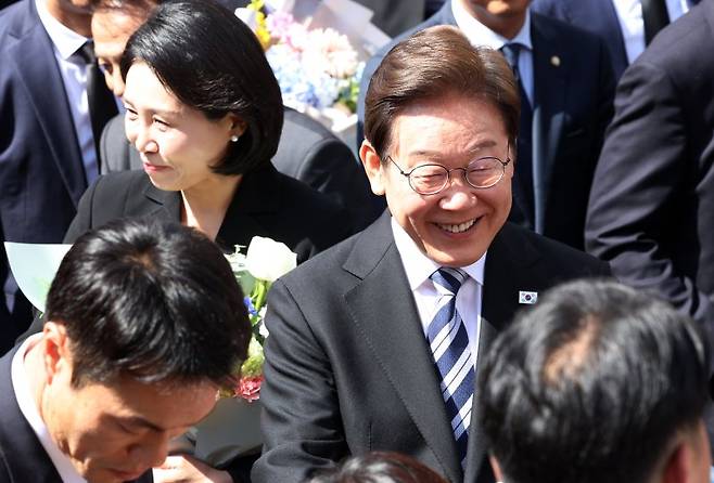 이재명 대통령과 김혜경 여사가 4일 오전 인천시 계양구 자택에서 나오며 환송나온 시민들과 인사를 하고 있다. 2025.6.4/뉴스1 ⓒ News1 김명섭 기자 /사진=뉴스1