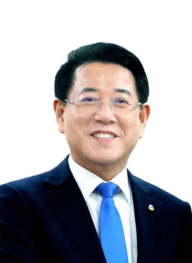 김영록 전남도지사<사진>는 4일 제21대 이재명 대통령 취임 축하 메시지를 통해 "압도적 지지와 신뢰를 받은 이재명 대통령의 취임을 축하드린다"면서 "전남도는 ‘진짜 대한민국’의 여정에 든든한 동반자가 돼 빛나는 미래 번영의 새 시대를 여는데 최선을 다하겠다"라고 밝혔다. 전남도 제공