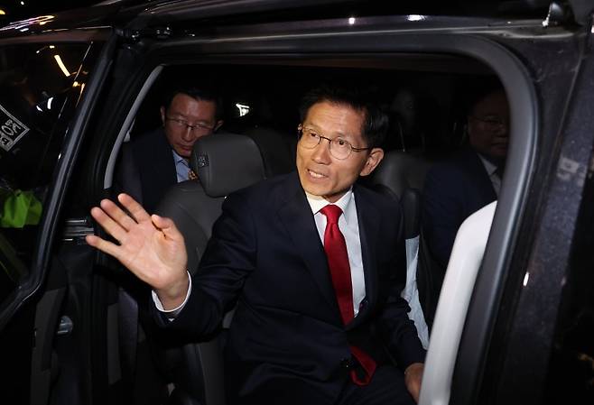 김문수 국민의힘 대통령 후보가 4일 서울 여의도 중앙당사에서 대선 패배 승복 기자회견을 마친 뒤 차에 탑승해 인사하고 있다. 뉴스1(공동취재)