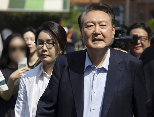 윤석열 전 대통령과 김건희 여사가 제21대 대통령 선거일인 지난 3일 오전 서울 서초구 원명초등학교에 마련된 서초4동 제3투표소에서 투표를 마친 뒤 차로 향하고 있다. /사진=연합뉴스