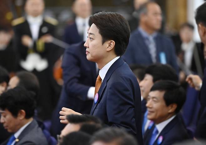 李, 다음 행보는… 개혁신당 이준석 의원이 4일 서울 여의도 국회에서 열린 제21대 대통령 취임선서식에 참석하고 있다. 연합뉴스