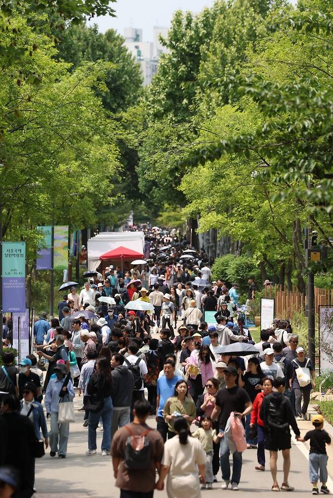 지난달 25일 서울 동작구 보라매공원에서 열린 2025 서울국제정원박람회를 찾은 시민들이 정원을 만끽하고 있다.뉴시스