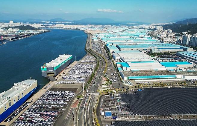 울산 아산로를 하늘에서 바라본 모습. 가운데 아산로를 중심으로 왼쪽이 현대자동차 울산공장 선적항이고, 오른쪽이 현대자동차 울산공장이며 사진에서 위쪽으로 국내 첫 전기차 전용 생산공장이 들어선다. 울산시 제공