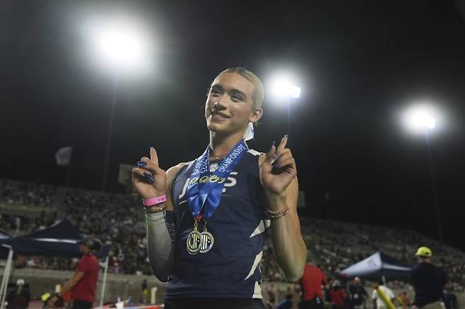 지난달 31일 캘리포니아주 클로비스에서 열린 캘리포니아 고등학교 육상 선수권 대회에서 AB 에르난데스가 메달과 함께 사진을 찍기 위해 포즈를 취하고 있다. 뉴시스