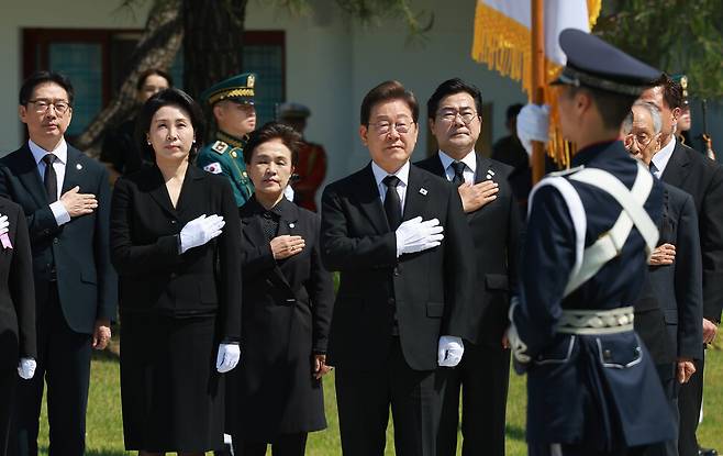 이재명 대통령과 김혜경 여사가 4일 서울 동작구 국립서울현충원에 도착해 현충탑 참배 중 이동하며 국기에 경례하고 있다. 대통령실사진기자단