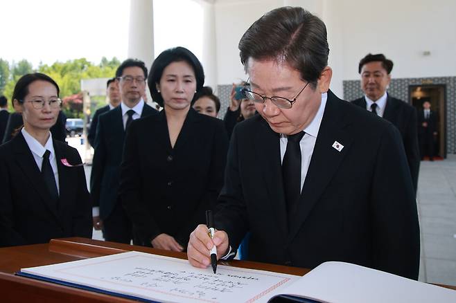 이재명 대통령이 4일 오전 동작구 국립서울현충원에서 참배를 마친 뒤 방명록을 작성하고 있다. 대통령실사진기자단