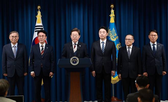 이재명 대통령이 4일 서울 용산 대통령실 청사에서 열린 인사브리핑에서 새 정부 첫 인사 발표를 하고 있다. 왼쪽부터 이종석 국정원장 후보자, 김민석 국무총리 후보자, 이 대통령, 강훈식 비서실장, 위성락 안보실장, 황인권 경호처장. 연합뉴스