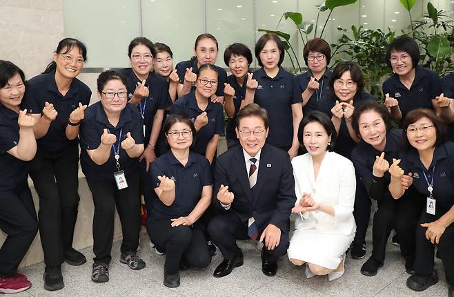 이재명 대통령과 부인 김혜경 여사가 4일 서울 여의도 국회에서 열린 제21대 대통령 취임선서식을 마치고 청소 노동자들과 기념촬영을 하고 있다. 국회사진기자단