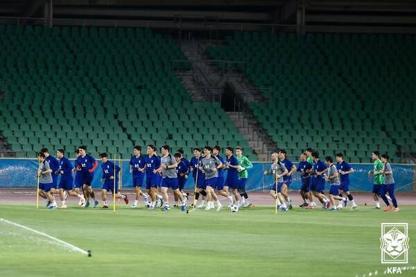 한국 남자 축구대표팀 선수들이 3일 밤(현지시각) 이라크 바스라 알 파이하 스타다움에서 열린 훈련에서 가볍게 달리기를 하고 있다. 대한축구협회 제공