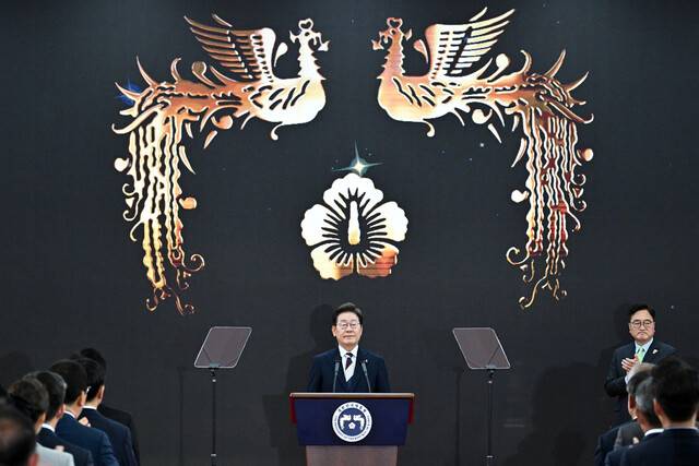 이재명 대통령이 4일 서울 여의도 국회에서 열린 제21대 대통령 취임 선서식에서 박수를 받고 있다. 국회사진기자단