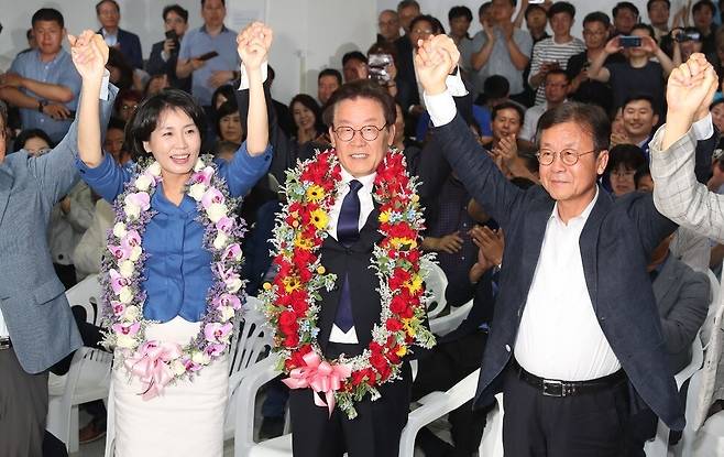 이재명 더불어민주당 경기도지사 후보가 2018년 6월13일 저녁 경기도 수원시 팔달구 선거사무소에서 당선이 확실시되자 부인 김혜경씨와 함께 손을 들어 인사하고 있다. 수원/한겨레 강창광 기자&nbsp;