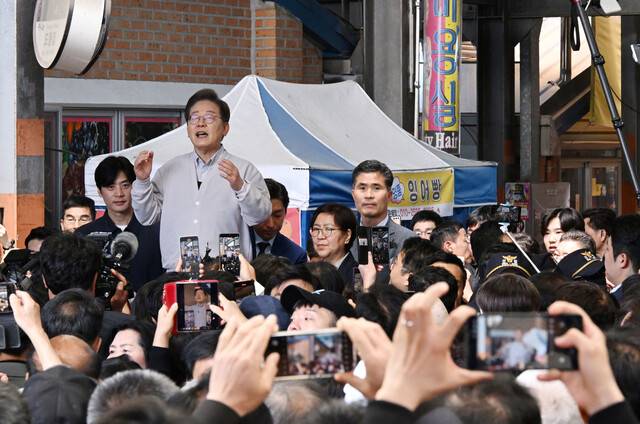 이재명 더불어민주당 대통령 후보가 ‘골목골목 경청투어:국토종주편\'에 나선 2025년 5월7일 전북 임실군 임실시장에서 연설을 하고 있다. 연합뉴스