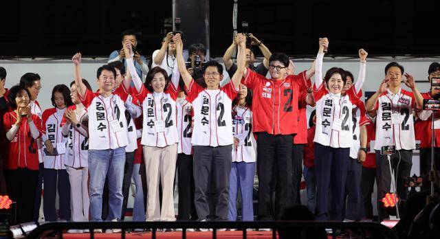 김문수(가운데) 국민의힘 대선 후보가 2일 서울 중구 서울광장에서 열린 서울 피날레 총유세에서 한동훈 전 대표 등 대선 경선 후보들과 지지자들에게 인사하고 있다. 정다빈 기자