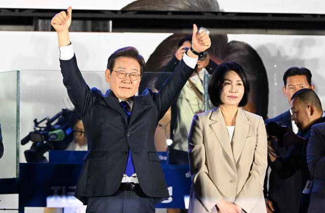 이재명 대통령이 4일 오전 서울 여의도 국회 앞에서 열린 국민 개표방송 행사에서 시민들을 향해 인사하고 있다. 오른쪽은 김혜경 여사. 뉴시스