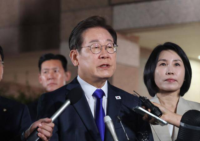 이재명 대통령 당선인이 4일 밤 인천 계양구 자택을 나서며 지지자들에게 인사말을 하고 있다. 뉴시스