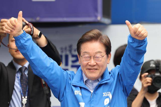 이재명 더불어민주당 대선 후보가 선거를 하루 앞둔 2일 경기 성남 분당 야탑광장에서 열린 집중유세에서 연설을 마친 뒤 시민들에게 인사하고 있다. 연합뉴스